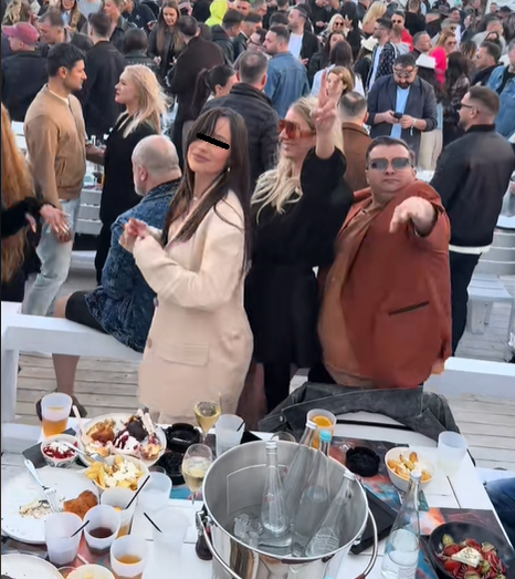 Pescobar i-a dat 25.000 de euro dintr-un foc, iar acum face milioane din combinații! Cine este, de fapt, ”Doctorul” care a devenit vedetă pe TikTok, după ce a lins pahare și decolteuri la Loft