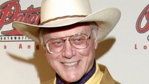 VIDEO Imagini memorabile de la vizita lui Larry Hagman la Cluj, în anul 1999. A purtat clop pe cap şi a ascultat muzică populară