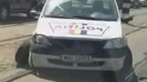 Li se intâmplă si lor! O masină de politie a fost implicată într-un accident şi a rămas fără o roată pe linia de tramvai