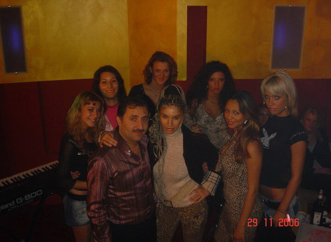 Loredana Chivu (ultima din dreapta), tunsă scurt