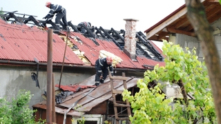 Nenorocire in Cluj! Un fulger a transformat acoperisul unei case intr-o adevarata torta