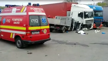 Accident mortal în Ilfov. Alți 6 oameni au fost răniți după impactul dintre o autoutilitară cu muncitori și un tir