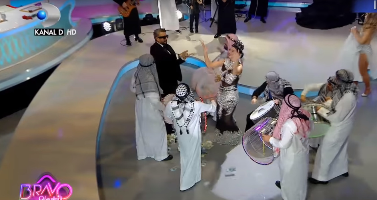 Premieră la Bravo, ai stil! Cătălin Botezatu a aruncat cu bani pe Andreea Tonciu în timp ce aceasta dansa pe ritmuri de muzică arăbească