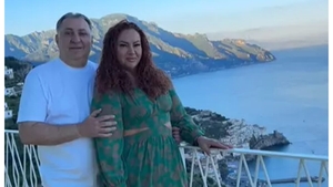 Vali Vijelie și-a dus ”mama la copii” în vacanță în Bali. Carmen Rusu, în ipostaze inedite