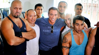 Jean Claude Van Damme a fost in vizita la Penitenciarul Jilava! A dat autografe puscariasilor