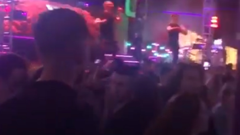 VIDEO | Sute de tineri au petrecut într-un club din Iași, sfidând regulile de distanțare socială