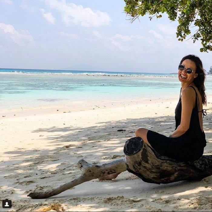 Laura Cosoi şi-a etalat burtica de gravidă într-un costum de baie sexy: „Se mişcă mult fetiţa”. Ea şi Andreea Raicu s-au pozat nemachiate şi cu părul necoafat