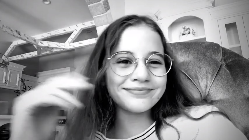 Irina Columbeanu, primele imagini după ce s-a operat la ochi! Fiica Monicăi Gabor și-a pus ochelari