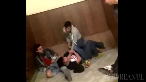 Bă, îl omori! Bătaie cruntă între elevi, filmată pe holurile Liceului George Bariţiu din Oradea