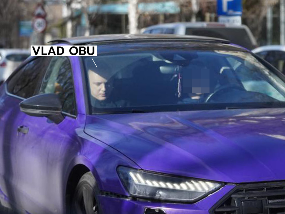 Vlad Obu, în mașină alături de prieteni Vlad Obu, relaxat după audieri (SURSA FOTO: CANCAN.RO)