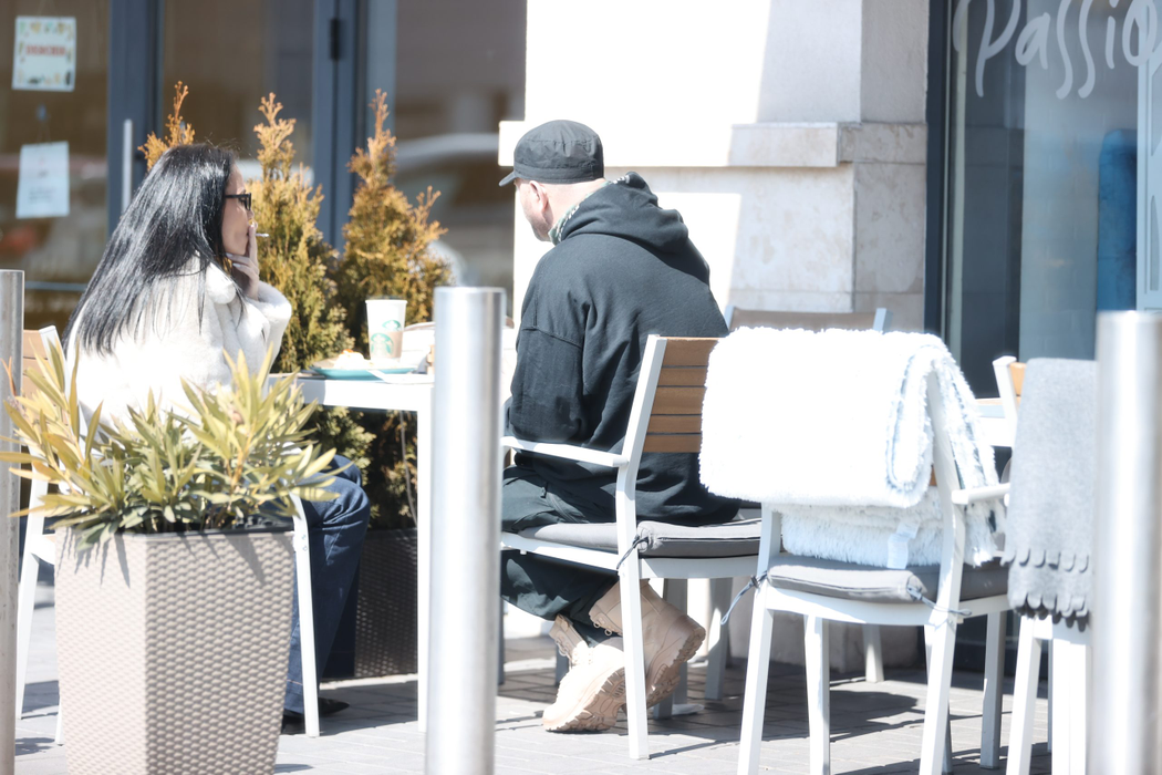 Cheloo și bruneta misterioasă au mâncat, au băut o cafea și au fumat (Foto: CANCAN.RO)