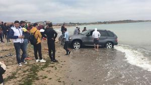 Un șofer teribilist a ajuns cu BMW-ul în mare, la Vama Veche! Ce amendă riscă să plătească