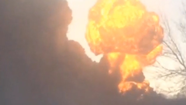 Un tren care transporta petrol a deraiat în nordul SUA! Imagini incredibile de la fata locului: "Am văzut o a treia explozie"
