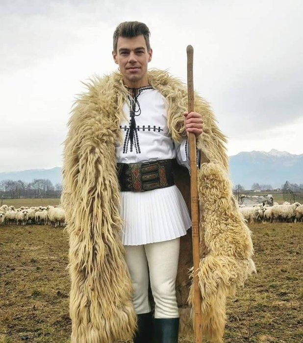 Fiu de preot, a defilat pe marile podiumuri ale lumii, iar acum n-ai să ghiceşti cu ce se ocupă! Povestea lui de viaţă e fabuloasă!