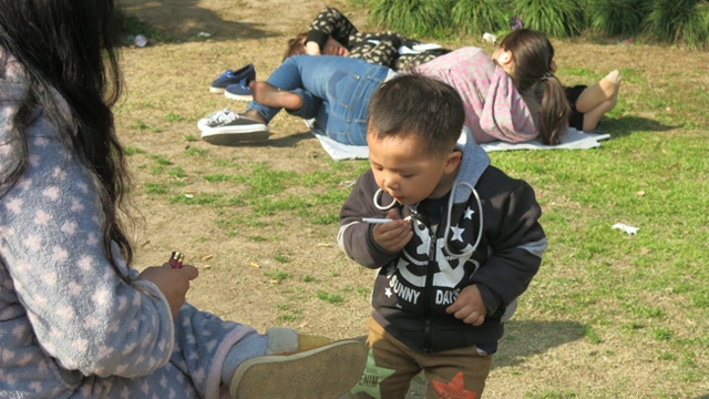 Gestul acestei mamei te va revolta! Ce ii face propriului copil, in parc. Imaginea a facut inconjurul lumii