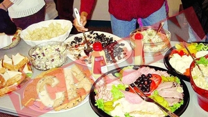 Firme de catering, amendate pentru ca vindeau alimente expirate