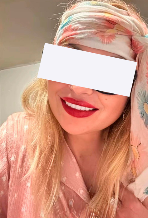 Cum arată Flori, mama ispitei Gabriella de la Insula iubirii. Blondina nu e străină de intervențiile estetice