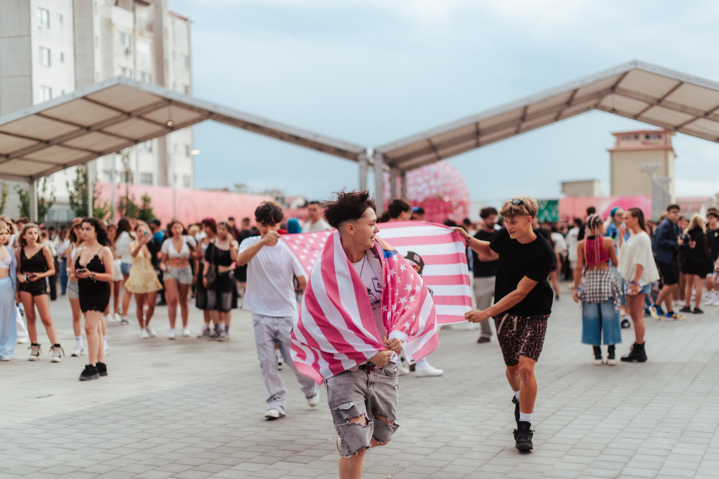 BEACH, PLEASE! 2026 a deschis oficial NIBIRU în fața a 90.000 de oameni și a dat startul celei mai mari ediții din istoria festivalului