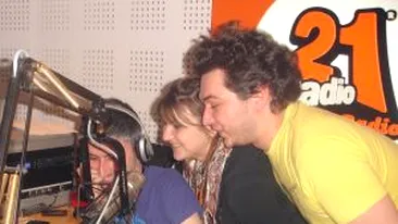 De ziua lui, Cristi Stanciu a fost surprins de colegii sai cu tort si artificii