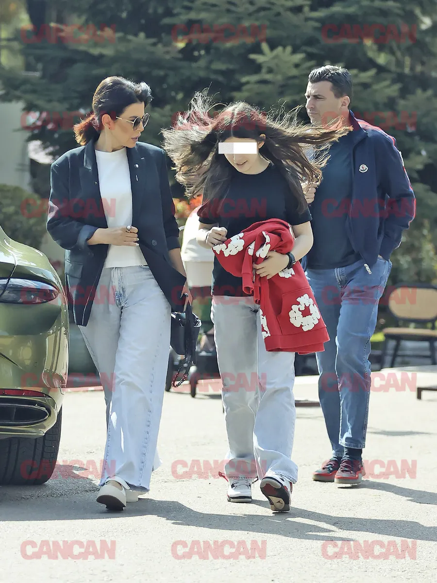 Simona Pătruleasa, cu familia, la restaurant.