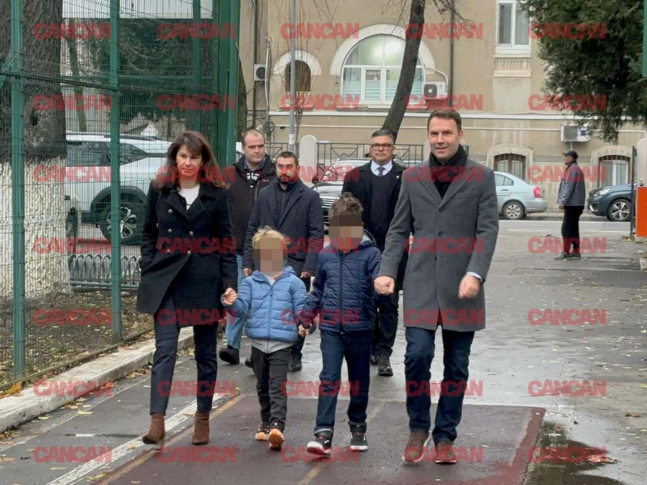 Cătălin Drulă împreună cu partenera lui de viață și copiii