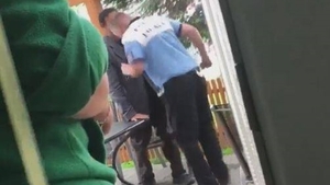 Imagini șocante! Un polițist local a fost filmat în timp ce lovea un cerșetor