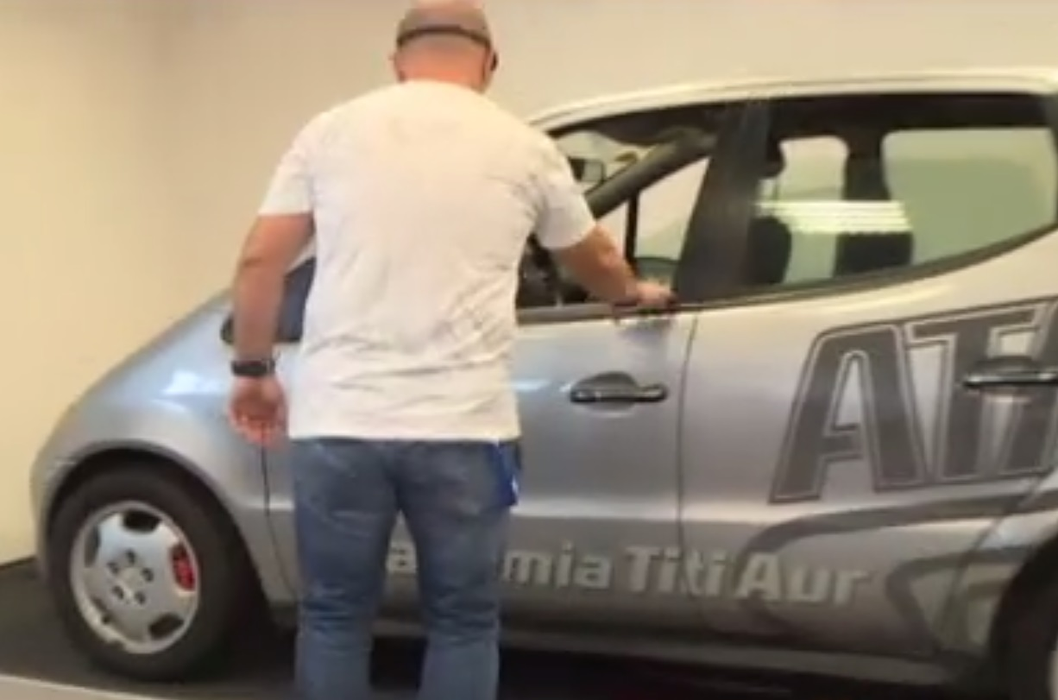 Ce a văzut Mario Iorgulescu în timp ce conducea cu peste 240 km/h! Demonstraţie cu ochelarii care simulează o alcoolemie de 2 în sânge