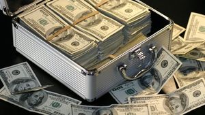 Cum a reușit un programator român să fure 722 de milioane de dolari 