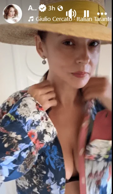 Andreea Marin a făcut furori în Capri! Apariție rară în costum de baie, după ce a slăbit spectaculos