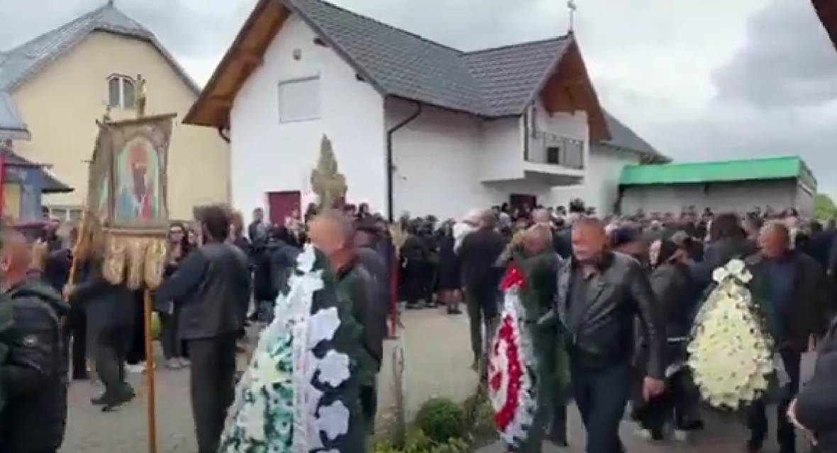 Ancuța și Costel Lăzărescu, împreună cu cei 2 copilași ai lor, au fost conduși pe ultimul drum de sute de oameni. Imaginile durerii!