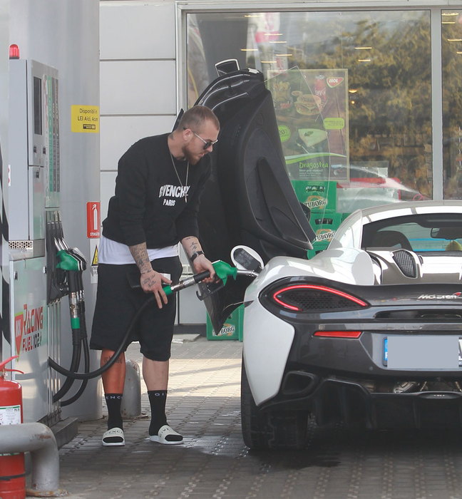 Denis Alibec a coborât în papuci la benzinărie ca să facă plinul McLaren-ului de 170.000 €