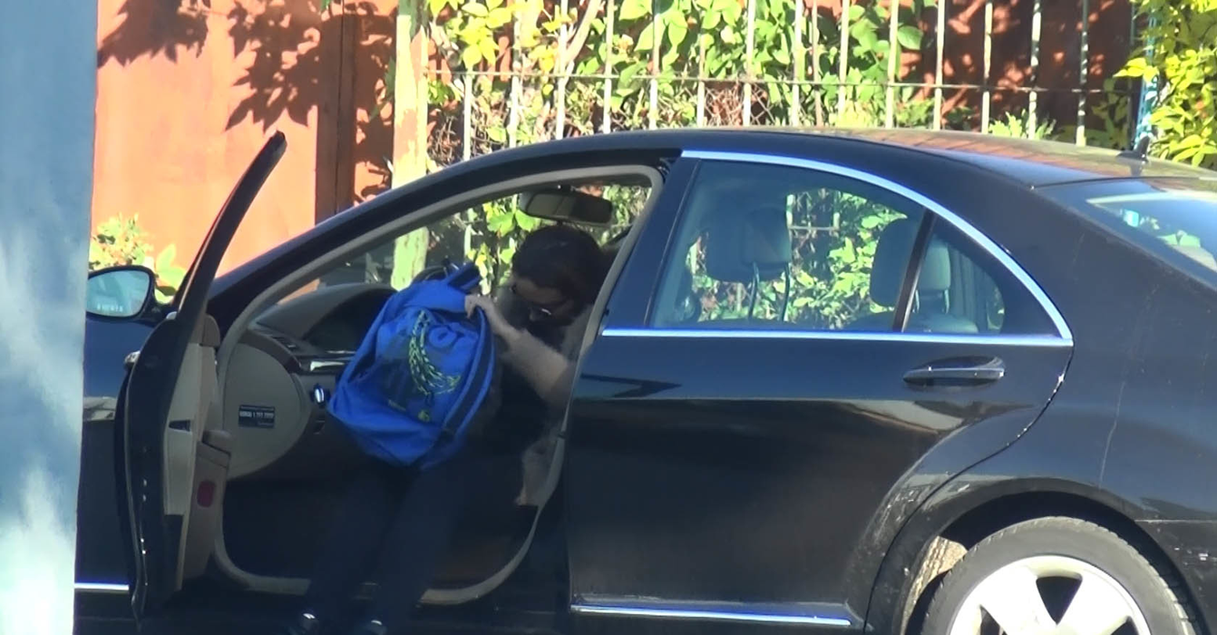Îşi curăţă adidaşii înainte de a pleca