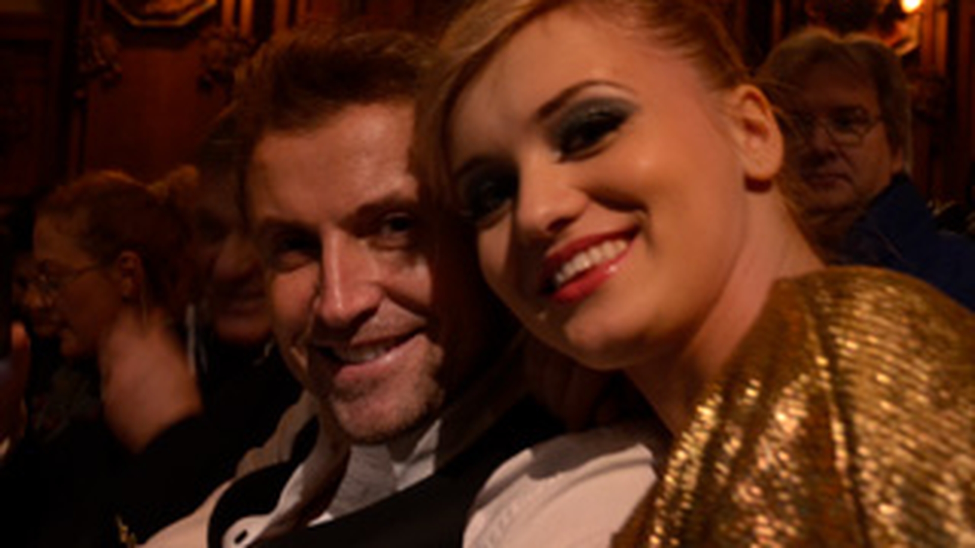 FOTO/VIDEO Catalin Botezatu a dus Romania pe marile podiumurile de moda de la Paris si New York. Designerul, aplaudat de 7000 de oameni