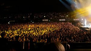 Incident grav în timpul unui concert Oasis la Londra. Un bărbat a murit după ce a căzut de la înălțime