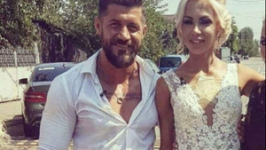 Doi foşti concurenţi de la "Mireasă pentru fiul meu" s-au căsătorit! Ce reacţii au avut fanii când au văzut mireasa cu bani la sutien