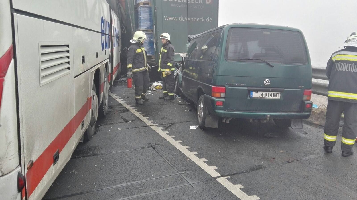 Imagine de la locul accidentului de la Nădlac, unde cel puţin 4 persoane şi-au pierdut viaţa şi 10 au fost rănite, după ce un autocar a intrat în coliziune cu mai multe autoturisme