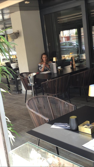 Iulia Vântur, singură la o cafea în ”Floreasca”. A venit acum o lună în România