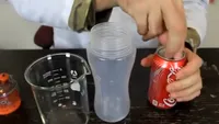 EXPERIMENT INCREDIBIL! Cum poti transforma Coca Cola in apa in doar 5 secunde! VIDEO