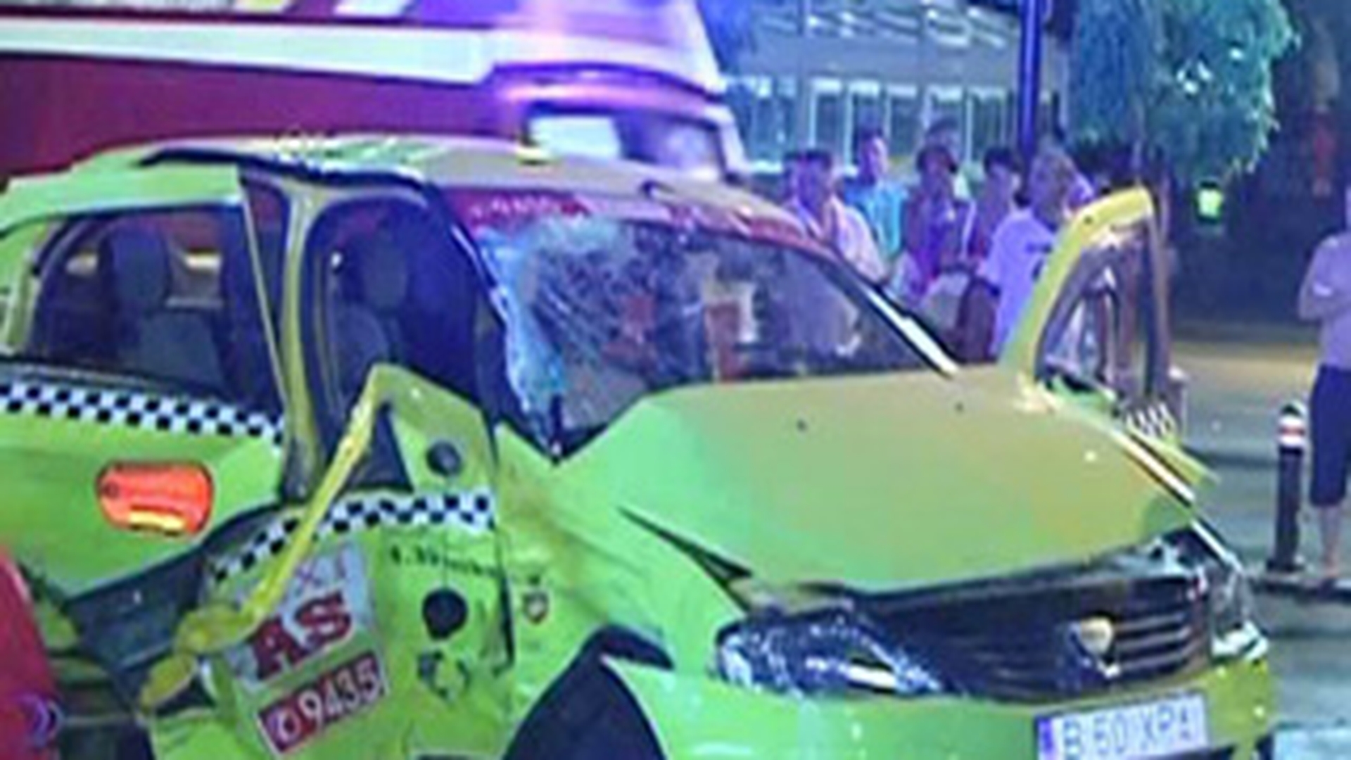 Accident grav in Capitala! Un bucurestean a murit, iar sotia lui e in stare grava, dupa ce o soferita a lovit taxiul in care se aflau!