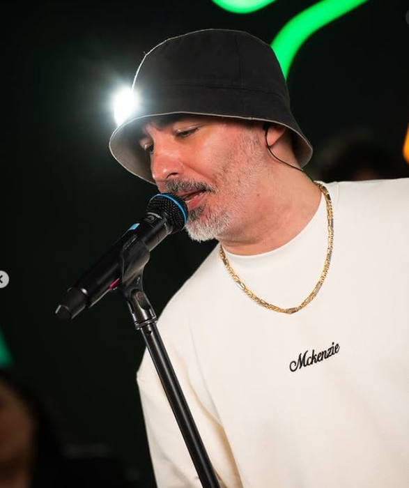 Celebrul artist (încă însurat) trăiește o iubire interzisă cu fosta lui Boureanu. Povestea care va zgudui showbizul!