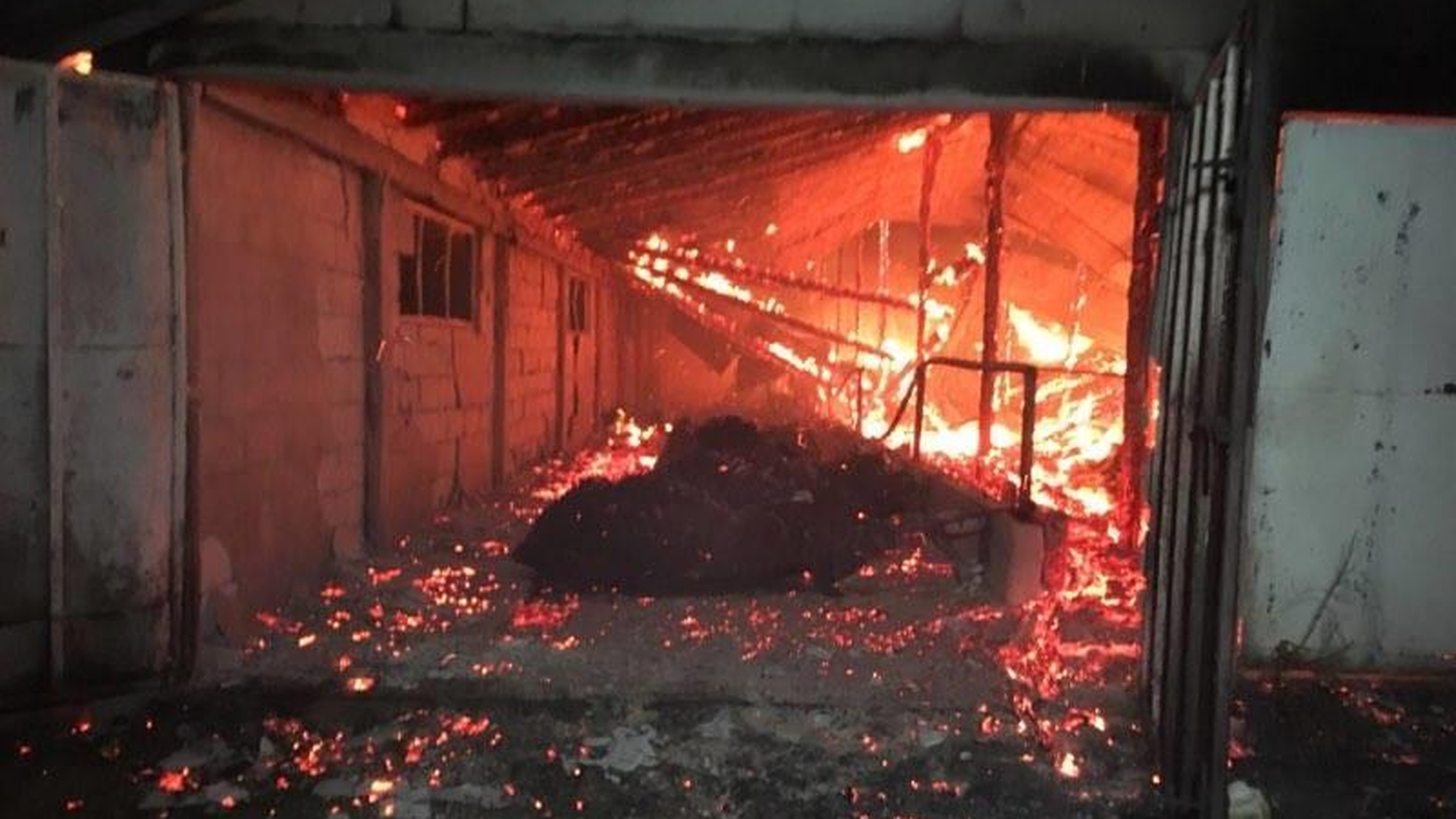 Incendiu la o fermă de animale din Maramureș. Două persoane au fost găsite carbonizate