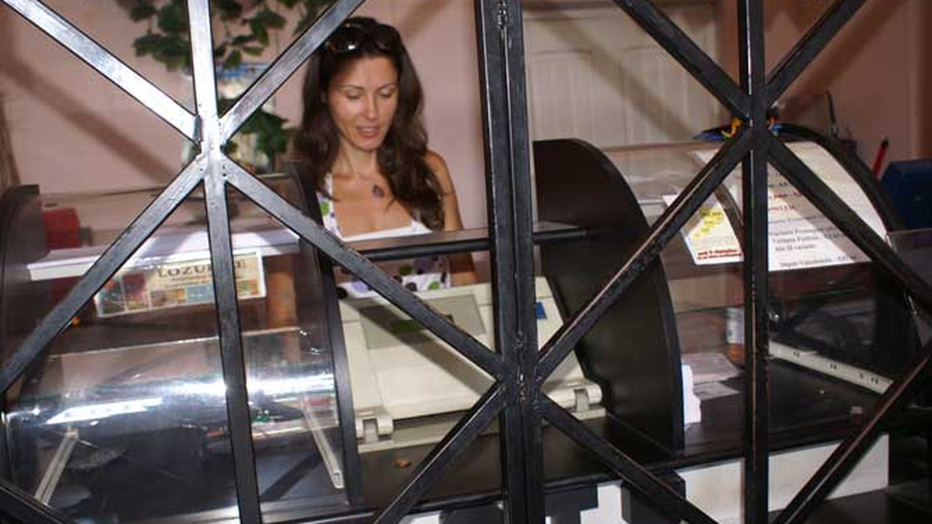 Casiera care a vandut biletul de 4,5 milioane de euro a crescut in agentia loto, pentru ca mama ei a lucrat acolo timp de 20 de ani!
