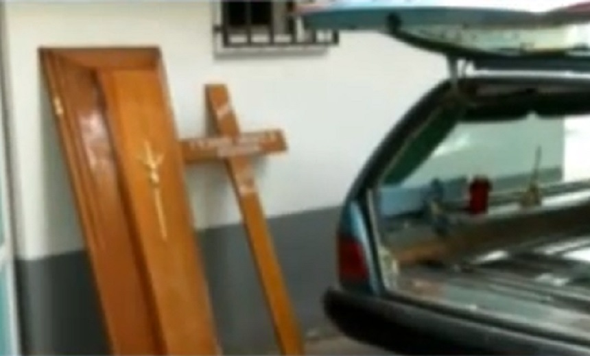 Medicii legiști au făcut autopsia copilei de 11 ani, găsită ucisă în Dâmbovița. Primele imagini cu sicriul Adrianei