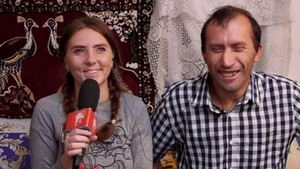 Cum poartă Vulpița și Viorel masca de protecție la săpat și măturat în grădină!