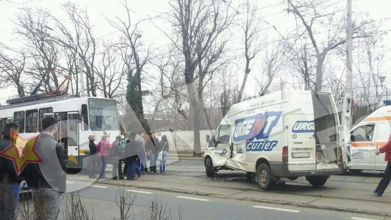 Accident in Capitală! Un tramvai de pe linia 41 a lovit o maşină de curierat! Vezi aici imagini de la faţa locului