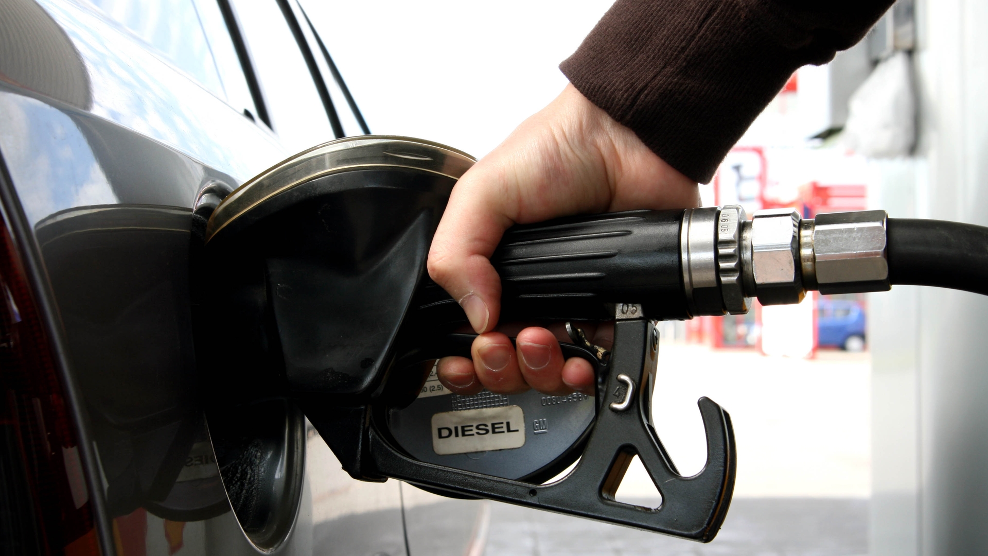 Veste buna pentru soferi. Afla cat vei plati de miercuri pentru carburanti
