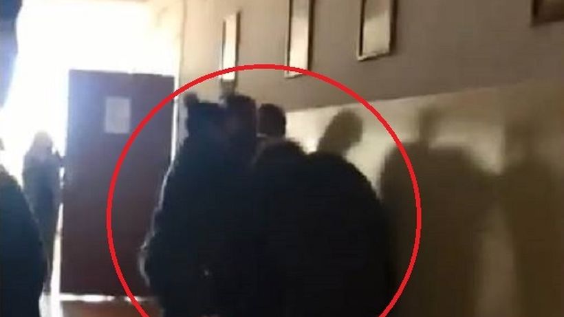 Decizia de ultimă oră luată în cazul elevului bătut cu bestialitate de trei mame într-o şcoală! Mărturiile de coşmar ale băiatului agresat: „A venit de la spate o mămică şi îmi dă cu ceva în cap şi…”