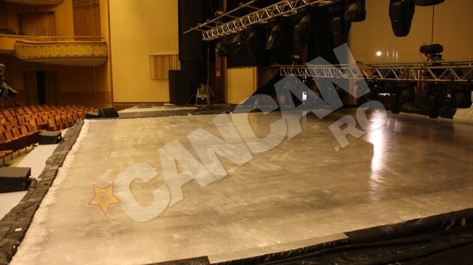 A inghetat scena din Sala Palatului! 3,5 tone de fulgi de gheata pentru un show extraordinar!