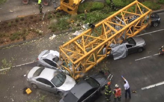 Tragedie uriașă! 4 morți după ce o macara s-a prăbușit