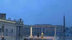Moment unic la Vatican. Papa Francisc se roagă în ploaie pentru oamenii afectați de coronavirus. VIDEO